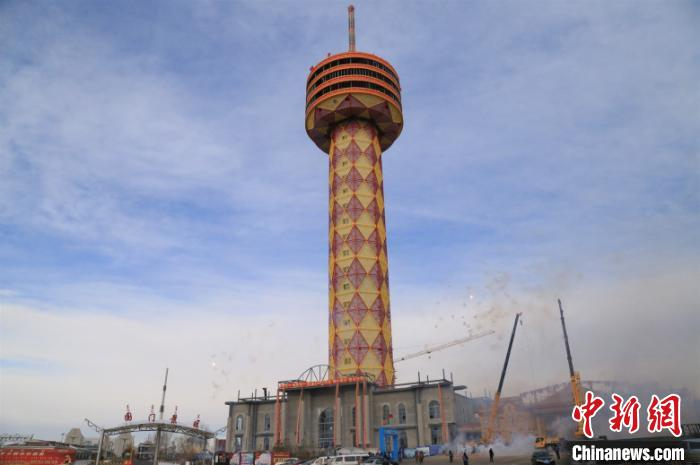     北疆明珠观光塔封顶现场。满洲里口岸集团供图。