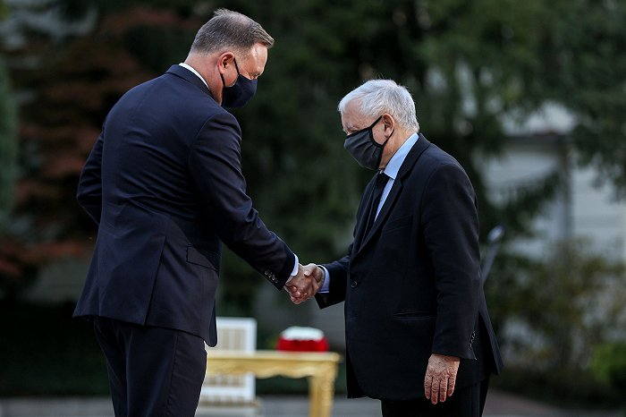 当地时间2020年10月6日，波兰华沙，波兰总统杜达（左）任命法律与公正党主席卡钦斯基为副总理。（图片来源：视觉中国）