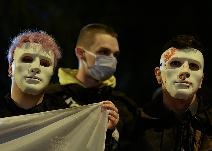 当地时间2020年11月2日，波兰克拉科夫老城，当地民众走上街头抗议示威，在手举各式各样标语反对堕胎法案。（图片来源：视觉中国）