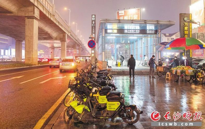 △12月3日傍晚，万家丽广场地铁口，共享电动车少了很多，摆放整齐有序。