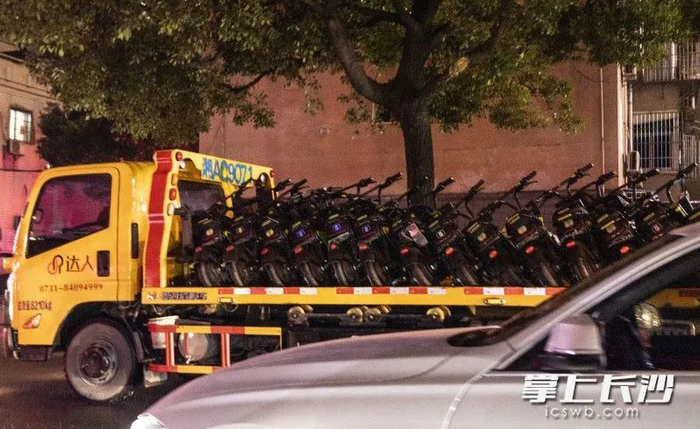 △12月3日，东二环锦泰广场段，大量共享电动车被清理运走。