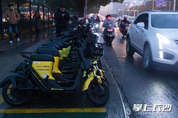 △12月3日傍晚，东二环锦泰广场地铁口，共享电动车少了很多，摆放的整齐有序。