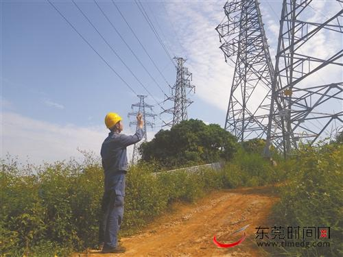 ■东莞供电局输电管理所工作人员现场使用应用紫外法的输电设备放电检测装置