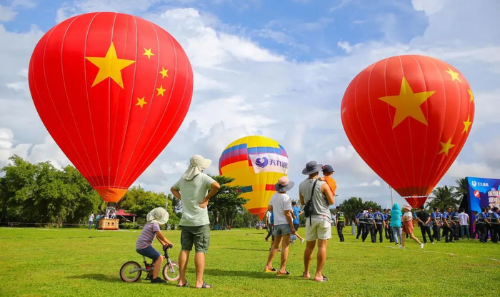 　　▲资料图：10月1日，海口市庆国庆·迎中秋热气球主题嘉年华活动在万绿园举行，缓缓升空的热气球吸引市民观赏