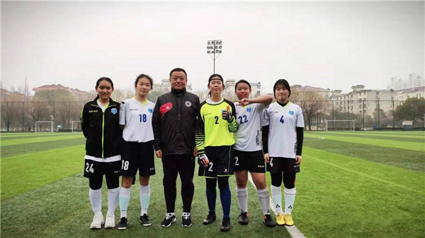 图说：王嘉怡（左二）和她的教练、队友们