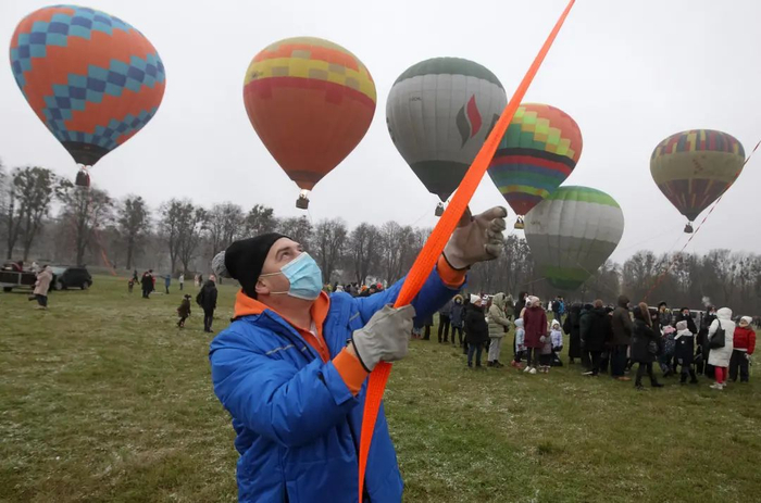 ▲热气球地勤工作人员。图据东方IC