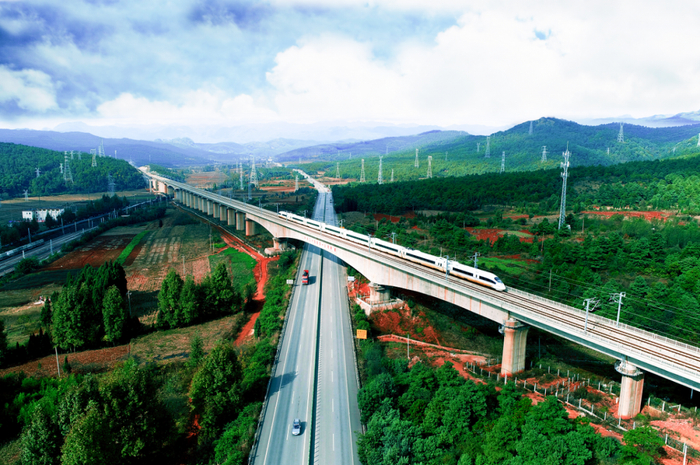 云南高铁穿越在滇中大地 李文圣 摄