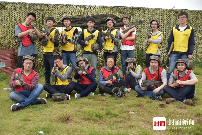 前排左二王辉，后排左四陈明城封面新闻 图