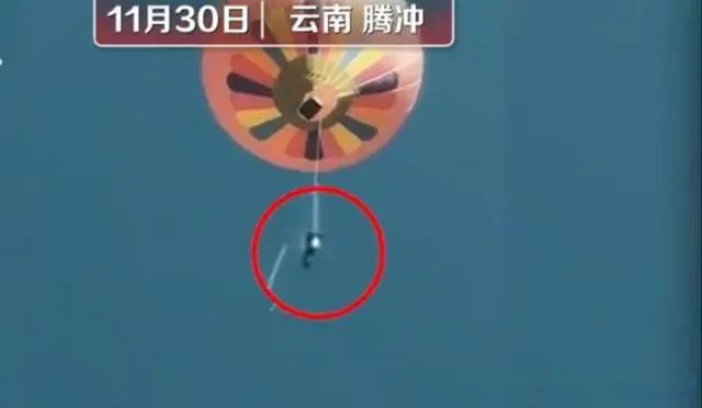 ▲腾冲一景区工作人员从高空热气球上坠落。图据网络