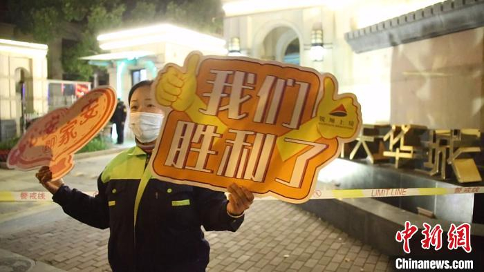  关心小区内滞留人员的市民。　徐明睿 摄