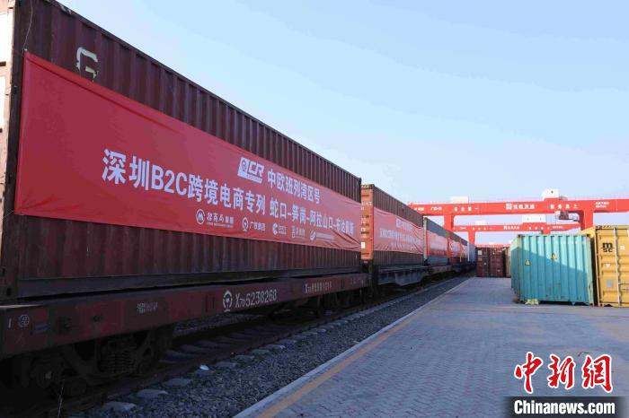 广东首列“湾区号”跨境电商中欧班列从深圳启程 罗静 摄