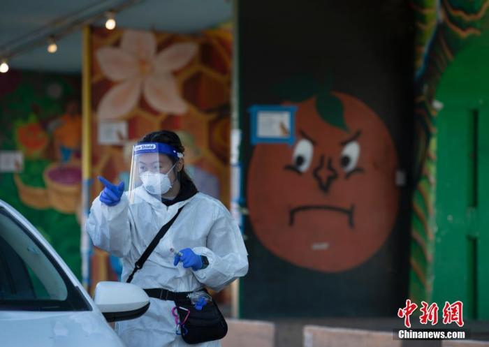 资料图：当地时间12月1日，设立在美国加州旧金山Alemany农贸市场的“得来速”式新冠病毒检测站向市民提供检测服务。 中新社记者 刘关关 摄