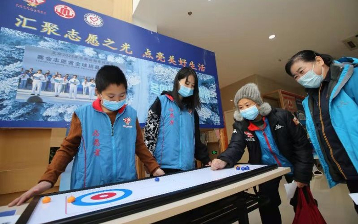 朝阳区创享空间活动现场，志愿者组织进行志愿服务项目展示。北京市民政局供图