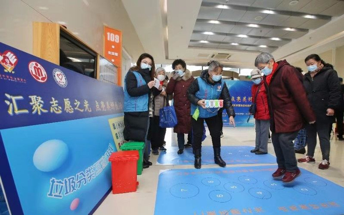 朝阳区创享空间活动现场，志愿者组织进行志愿服务项目展示。北京市民政局供图