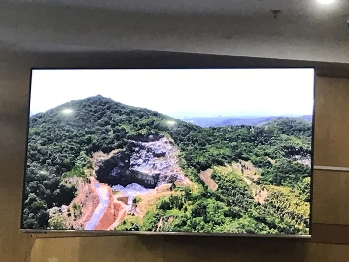 一号采矿点被盗采后，地表裸露。 本组图片系检察机关出示的证据翻拍