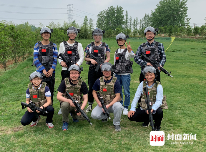 后排左二钟翰森、右一邓宇皓封面新闻 图