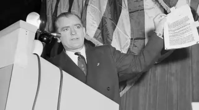 ▲1950年，麦卡锡在演讲中挥舞涉职案件清单