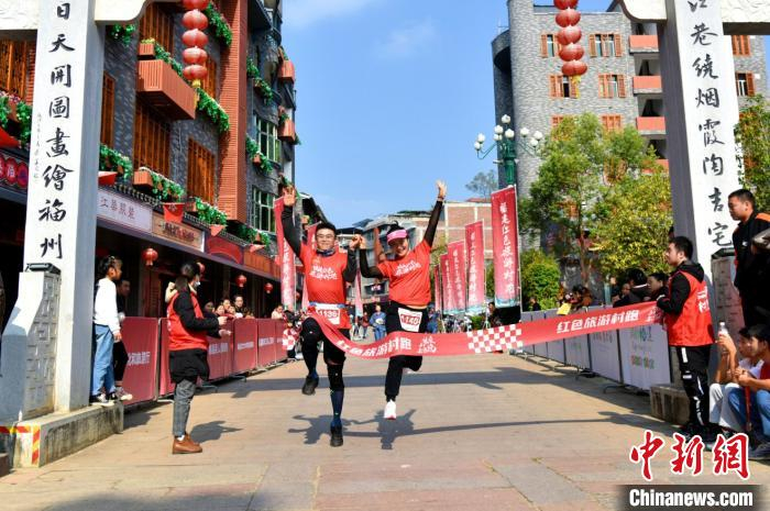 图为参赛者正冲过终点站。 主办方供图