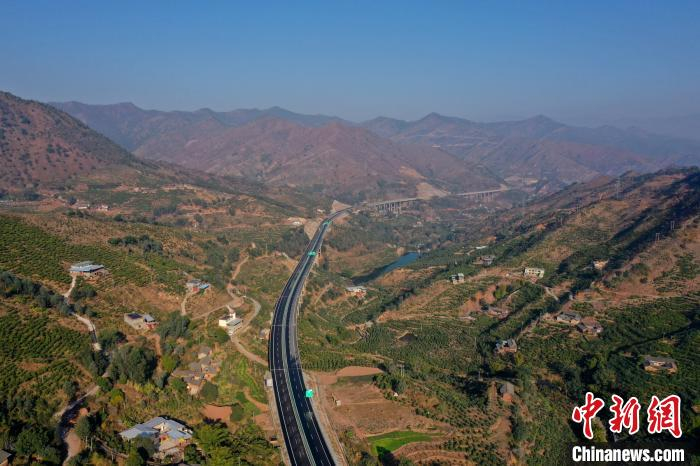 图为攀大高速四川段。　邓波 摄