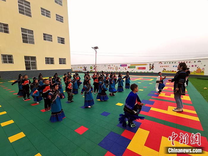 昭觉县洒拉地坡乡幼儿园的孩子们在做操。中新网记者 宋宇晟 摄