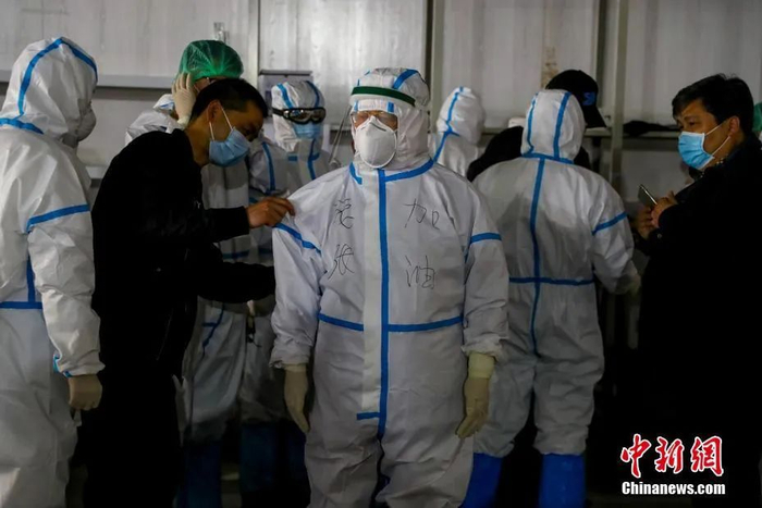 图为张伯礼（中）准备进入武汉江夏普安山康复驿站为康复人员问诊。中新社记者  张畅 摄