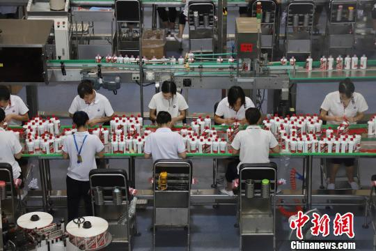 资料图：茅台酒厂包装车间。 瞿宏伦 摄