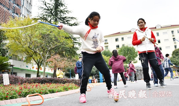 图说：抽陀螺 新民晚报记者 孙中钦 摄（下同）