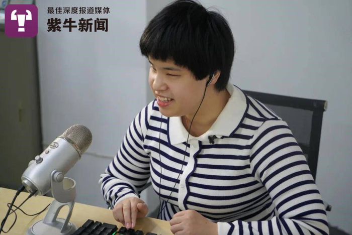 马寅青在录制有声书