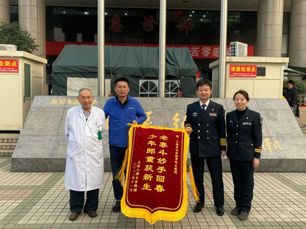 图说：孩子的家长给医院送来锦旗（左一为景炳文） 医院供图（下同）