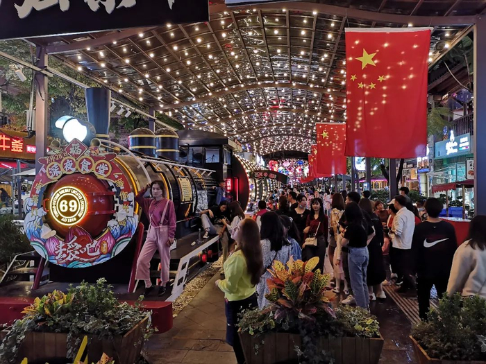 南屏步行街提升改造 游客有了“新玩场” 朱婉琪 摄