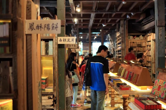 △ 日出宫原店文创商品区，货品都像书一样摆放在货架上。图片来源 | 宫原眼科