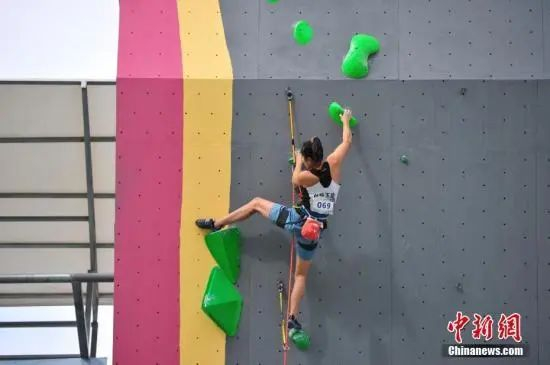资料图：攀岩国训队队员在比赛中。 中新社记者 张伟 摄