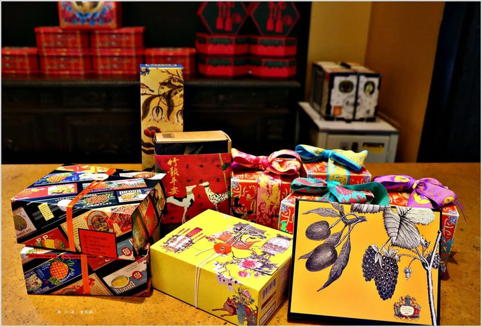 △ 日出位于台中西屯区的门店“日出土凤梨酥”于 2018 年 2 月推出的特色包装，因为是狗年，因此狗是设计主元素。图片来源 | 痞客邦@敦小莲