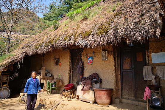 秦巴山区深处的茅草房。图|图虫创意