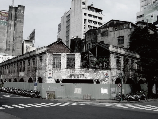 △ 宫原眼科正门修复前后。这栋建筑物曾在 1999 年遭遇 921 大地震，2008 年台风“卡玫基”过境后彻底沦为危楼，于同年被下令限时拆除。图片来源 | 宫原眼科、台中观光旅游网