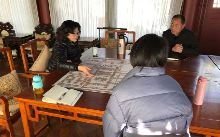 ▲11月24日，艺博馆长王丹（左一）介绍万寿寺未来的规划。新京报记者 韩沁珂 摄