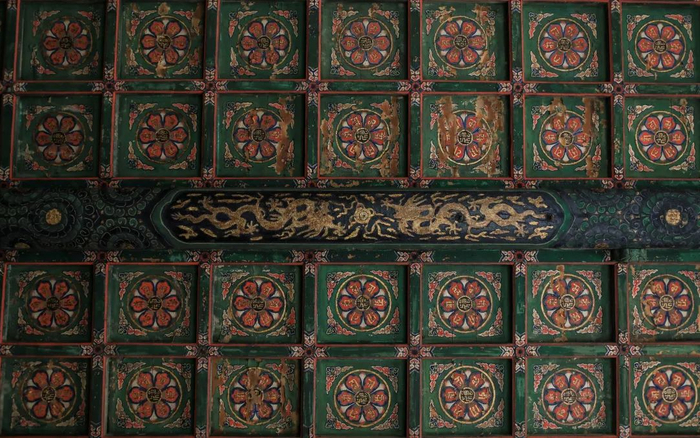 ▲11月10日，万寿寺中路的大雄宝殿建筑顶部仍可见保存较好的清代彩绘。新京报记者 浦峰 摄