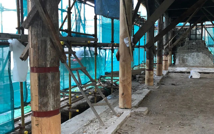 ▲11月27日，万寿寺东路的一处建筑，绝大部分柱子都进行了墩接和替换。新京报记者 韩沁珂 摄