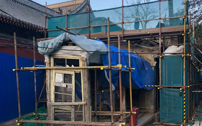 ▲11月24日，万寿寺东路方丈院，被拆毁的连廊。新京报记者 韩沁珂 摄