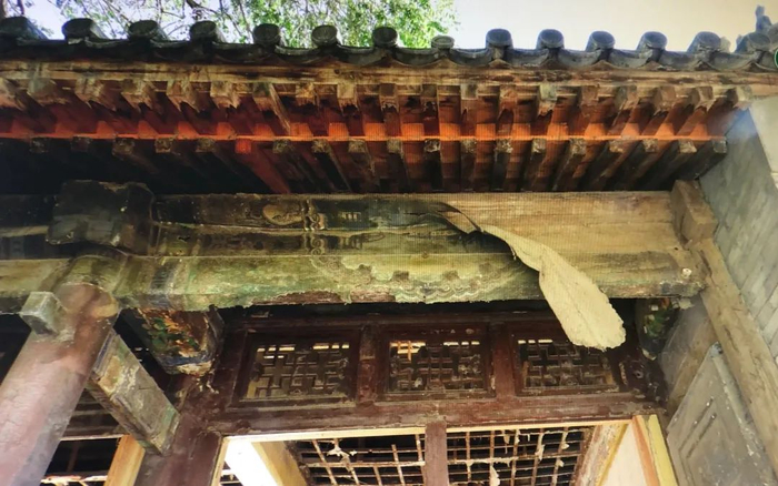 ▲大修前，万寿寺内的一处剥落的彩绘。受访者供图