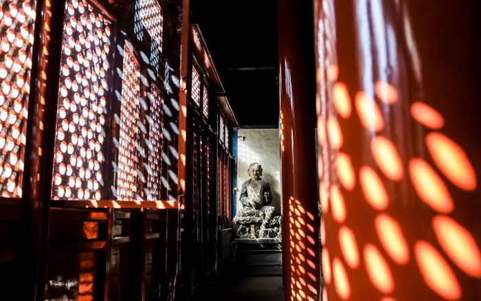 ▲11月10日，大雄宝殿内，沐浴在阳光中的罗汉造像。新京报记者 浦峰 摄