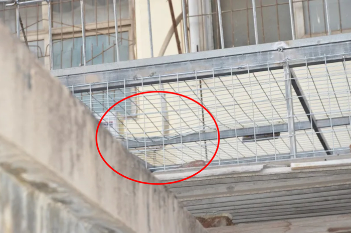 图为防护网被砸出凹陷