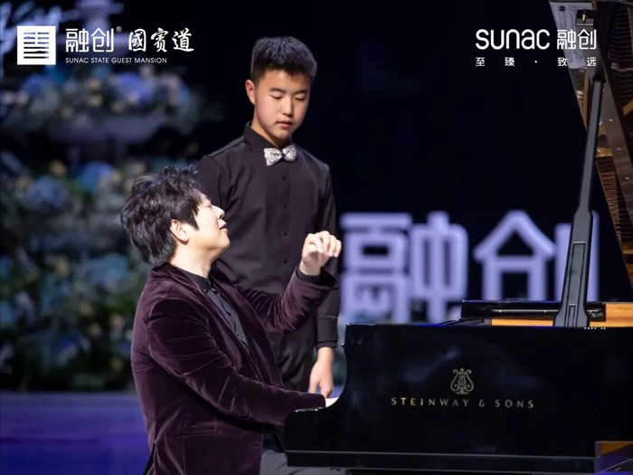 郎朗对琴童现场教学（融创供图）