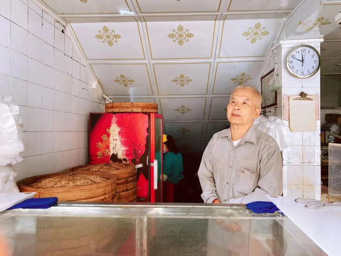 △张树贤在店铺里