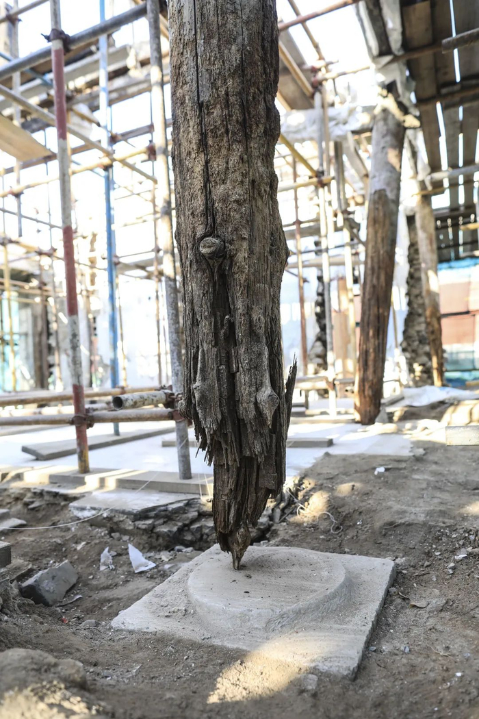 ▲11月10日，万寿寺东路建筑的许多柱子底部都已腐烂。新京报记者 浦峰 摄