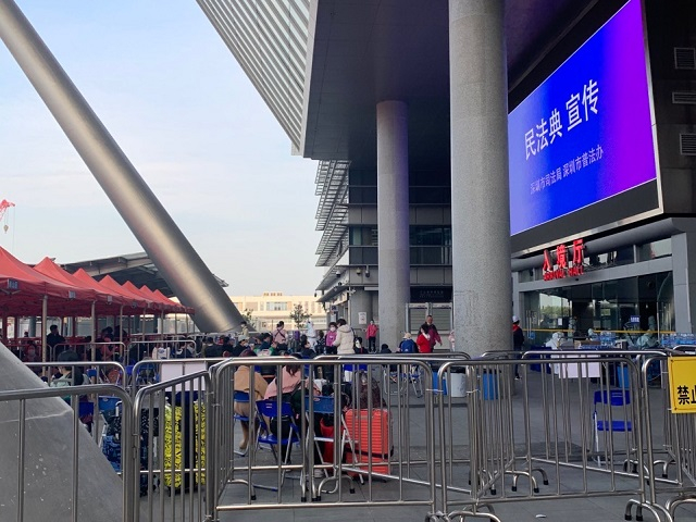 深圳湾口岸入境处不少人正在等待安排。 黄琼/摄