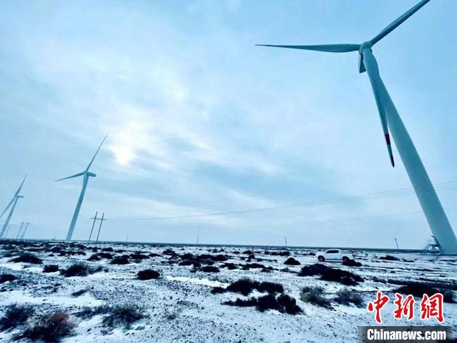     拥有“世界风口”“世界风库”等资源优势的甘肃酒泉市，系官方规划建设的中国首个千万千瓦级风电基地和百万千瓦级光电基地。图为酒泉市境内的风电项目。（资料图）酒泉市委宣传部供图