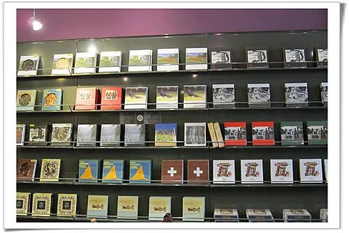 △ 2011 年 3 月，博客主 Joyce 拜访“日出・修道院”，你能从室内及包装设计看到大量宗教元素。这家门店已经永久关闭。图片来源 | 痞客邦 @晨之家~