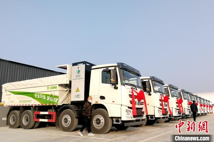 徐州首批30台新能源渣土车交付使用。　朱志庚 摄