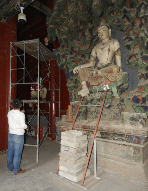 ▲2020年10月，研究人员在用内窥镜检查观音像内部结构。受访者供图